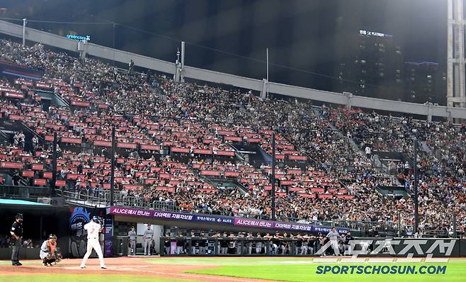 17일 부산 사직야구장에서 열린 한화와 롯데의 경기, 사직 구장을 찾은 야구팬들이 경기를 지켜보고 있다. 부산=허상욱 기자wook@sportschosun.com/2025.06.17/