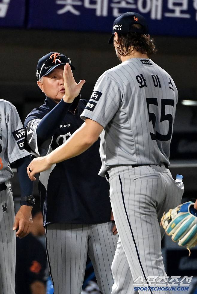 17일 부산 사직야구장에서 열린 한화와 롯데의 경기, 한화가 6대0으로 승리하며 5연승을 달렸다. 승리의 기쁨을 나누는 김경문 감독과 와이스의 모습. 부산=허상욱 기자wook@sportschosun.com/2025.06.17/