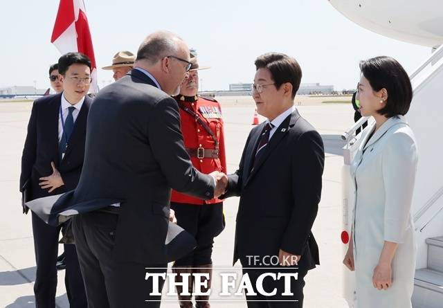 주요 7개국(G7) 정상회의에 참석하는 이재명 대통령이 16일(현지 시간) 캐나다 앨버타주 캘거리국제공항에 도착해 영접인사와 인사하고 있다. /캘거리=뉴시스