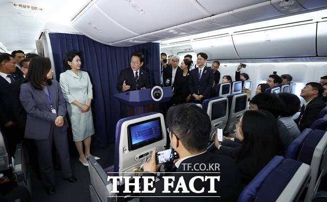 이재명 대통령이 16일(현지 시간) 주요 7개국(G7) 정상회의 참석을 위해 캐나다 앨버타주 캘거리로 향하는 공군 1호기에서 기자간담회를 하고 있다. /캘거리=뉴시스