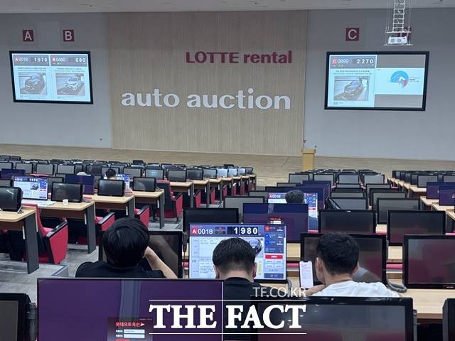 2층 메인 경매장 내부. 500석 규모의 컴퓨터 좌석이 일렬로 배치돼 있으며, 온라인 참여율 증가로 약 100대만 가동되고 있다. /황지향 기자