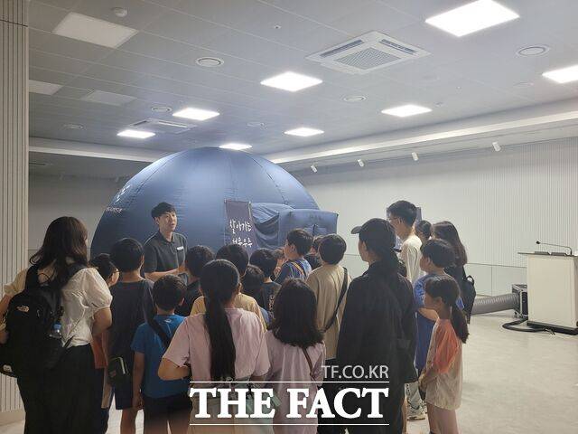 17일 대전교육과학연구원에서 대전시 학교 밖 청소년을 위한 천문우주교육을 진행하고 있다. /대전시교육청