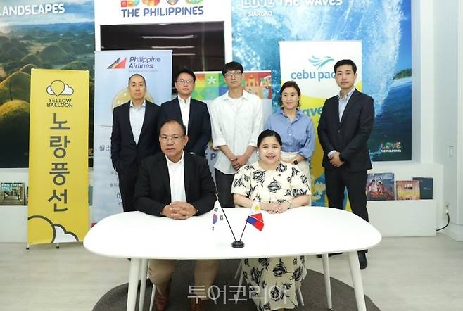 협약을 체결한 뒤 관계자들이 단체사진을 찍고 있는 모습/사진-노랑풍선