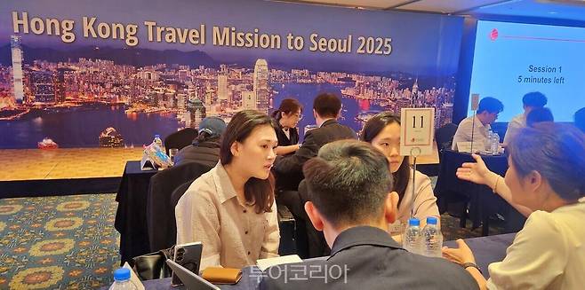 관광교역전에서 한국-홍콩 여행업 종사자들이 1대1 상담을 실시, 실질적인 비즈니스 가능성을 모색했다.