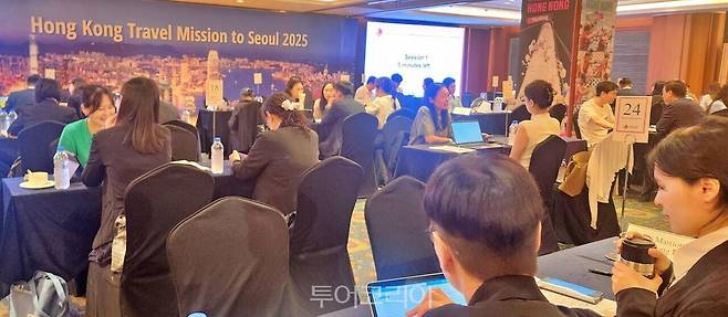 관광교역전에서 한국-홍콩 여행업 종사자들이 1대1 상담을 실시, 실질적인 비즈니스 가능성을 모색했다.