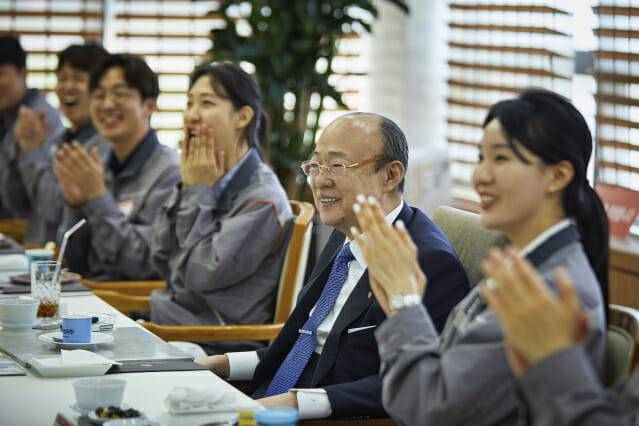 김승연 회장이 한화토탈에너지스 대산공장 직원들과 오찬을 하며 환담을 나누고 있다 (사진=한화그룹)