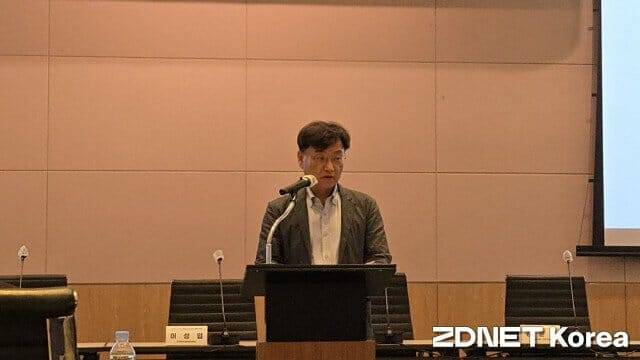 박성호 한국인터넷기업협회장이 서울 여의도에서 열린 ‘플랫폼 시대의 법정책 과제와 대응 전략’ 세미나에서 환영사를 하고 있다.