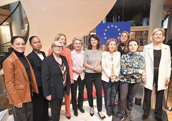 2022년 11월22일 우르줄라 폰데어라이엔 EU 집행위원장(왼쪽 5번째) 등 주요 관계자들이 유럽의회의 '기업 이사회 내 성별 균형 지침' 채택을 기념하고 있다. EU 집행위원회