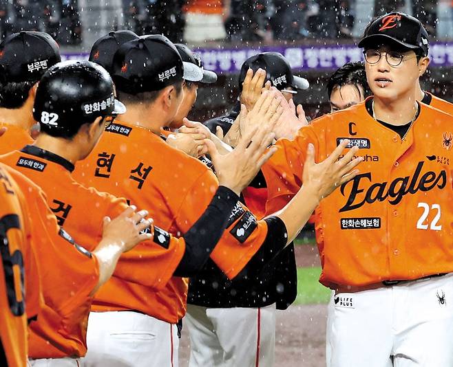 15일 1위로 올라선 한화 선수들이 기뻐하고 있다. /뉴스1