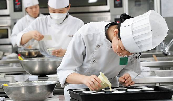 고교 때부터 기술 배워요 - 지난달 27일 대구과학기술고 제과제빵실습실에서 학생들이 빵을 만들고 있다. 이 학교 학생들처럼 고등학교 때부터 직무 경험을 쌓아 취업에 성공하는 고졸 직장인이 늘어나는 반면, 대졸 취업문은 좁아지면서 '학력이 높을수록 실업률이 낮다'는 오랜 공식이 깨지고 있다. /신현종 기자