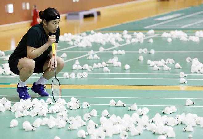 17일 충북 진천선수촌에서 열린 대한민국 배드민턴 국가대표팀 미디어데이에서 안세영이 훈련 도중 잠시 숨을 고르고 있다. /뉴시스