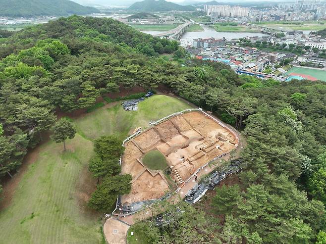충남 공주 무령왕릉과 왕릉원은 백제가 웅진(지금의 공주)에 수도를 둔 시기 왕들의 무덤이 모여있는 곳이다. 사진은 '공주 무령왕릉과 왕릉원' 1∼4호 무덤 조사 후 모습. /국립부여문화유산연구소