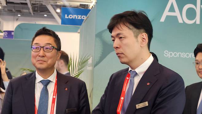 신유열 롯데지주 부사장(오른쪽, 롯데바이오로직스 글로벌전략실장)과 제임스박 롯데바이오로직스 대표이사가 16일(현지 시각) 미국 보스턴에서 개막한 바이오USA에서 국내외 기업들의 전시 부스를 둘러보고 있다. /보스턴=허지윤 기자