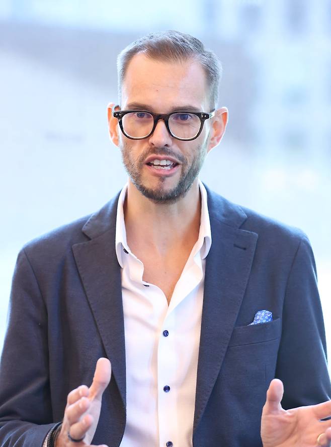 누노 게레이로(Nuno Guerreiro) 부킹닷컴 남북아시아태평양 디렉터가 지난 16일 서울 중구 웨스틴조선 호텔에서 열린 '2025 유통산업포럼'에서 조선비즈와 인터뷰하고 있다./조선비즈