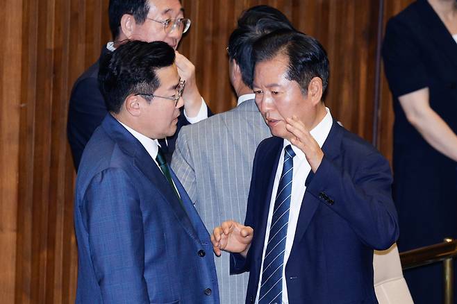 박찬대 더불어민주당 원내대표(왼쪽)와 정청래 국회 법제사법위원장이 지난해 9월 10일 오후 서울 여의도 국회 본회의장에서 외교·통일·안보 분야 대정부질문에 앞서 대화하고 있다./뉴스1