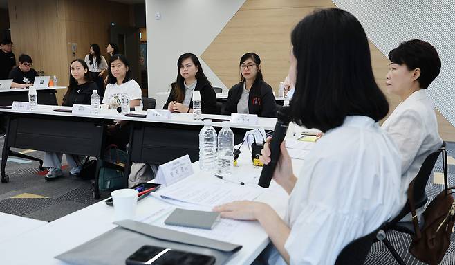 외국인 가사관리사들이 17일 서울 성동구 KT&G 상상플래닛에서 열린 2025 외국인 가사관리사 간담회에 참석해 한은숙 고용노동부 외국인력담당관의 발언을 듣고 있다. /뉴스1