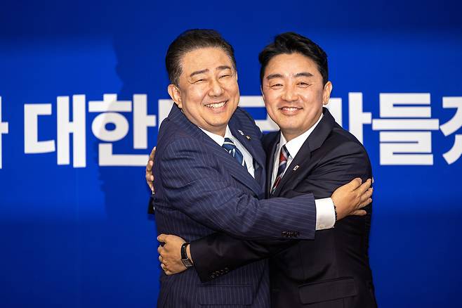 김병기 더불어민주당 대표 직무대행 겸 원내대표가 17일 오후 서울 여의도 국회에서 강훈식 대통령 비서실장, 우상호 정무수석을 접견하고 있다. 2025.6.17/뉴스1