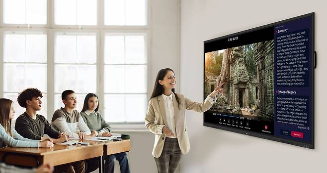 LG전자가 다음 달 출시를 예고한 인공지능(AI) 기능을 탑재한 전자칠판의 모습./LG전자 제공