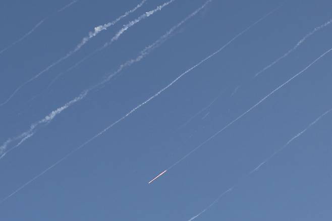 예루살렘 상공을 가로지르는 발사체. /EPA=연합뉴스