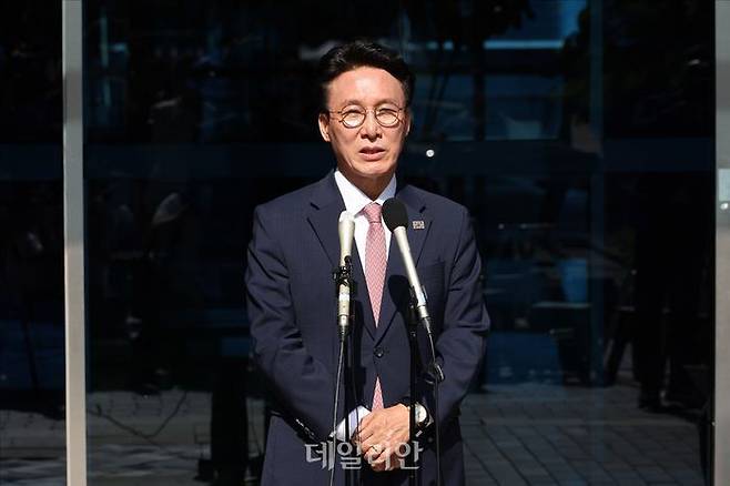 이재명 정부의 첫 국무총리로 지명된 김민석 국무총리 후보자가 지난 5일 오전 서울 종로구 금융감독원 연수원에 마련된 인사청문회 준비 사무실로 첫 출근을 하며 취재진의 질문에 답변하고 있다. ⓒ데일리안 홍금표 기자