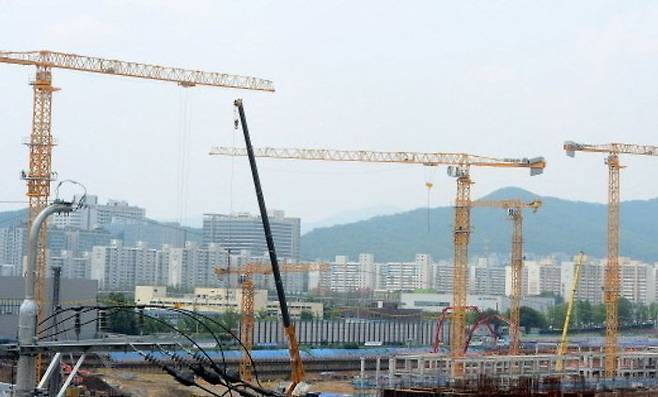 연초부터 잇따라 건설현장에서 발생한 대형 사고들로 안전관리에 빨간불이 켜진 가운데 새 정부에서 중대재해처벌법이 강화되는 것이 아니냐는 관측이 나온다.ⓒ뉴시스