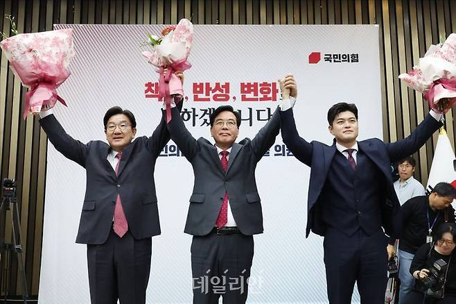 송언석 국민의힘 신임 원내대표가 지난 16일 오후 서울 여의도 국회에서 열린 2025 국민의힘 원내대표 선출 의원총회에서 권성동 전 원내대표, 김용태 비상대책위원장과 손을 들어올리고 있다. ⓒ데일리안 홍금표 기자