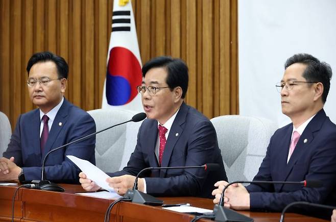 송언석 국민의힘 원내대표가 17일 서울 여의도 국회에서 열린 원내대책회의에서 발언하고 있다. ⓒ뉴시스