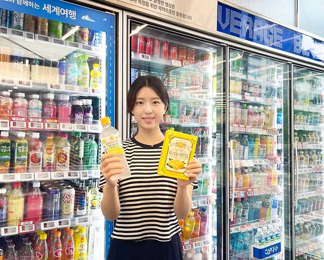 GS25에서 모델이 홀베리 유기농 레몬수 500ML(왼쪽)과 GS샵에서 판매하고 있는 홀베리 유기농 레몬즙 상품을 들고 있다.ⓒGS25
