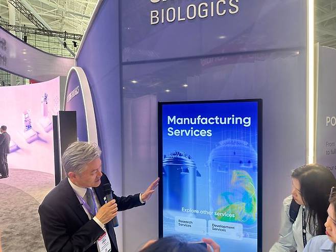 제임스 최 삼성바이오로직스 영업지원담당 부사장이 16일(현지시간) 미국 보스턴 컨벤션 센터에서 삼성바이오로직스 부스를 소개하고 있다. ⓒ데일리안 이소영 기자