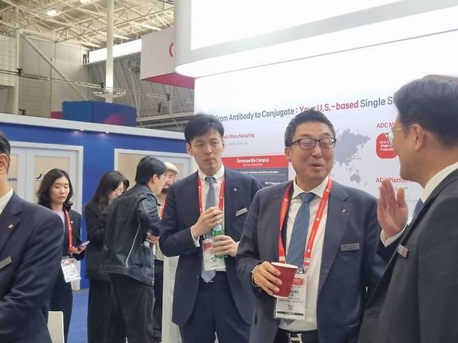 신유열 롯데지주 미래성장실장 부사장이 16일(현지시간) 미국 보스턴 컨벤션 센터에서 롯데바이오로직스 부스를 둘러보고 있다. ⓒ바이오 USA 기자단