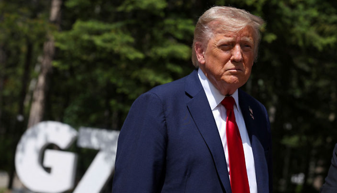 도널드 트럼프 미국 대통령이 16일(현지시간) 캐나다에서 주요 7개국(G7) 정상회담에 참석해 기자회견을 하고 있다. ⓒAP/뉴시스