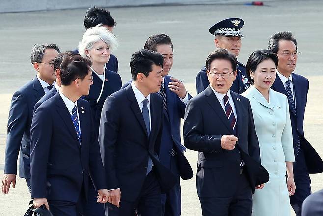 이재명 대통령과 부인 김혜경 여사가 캐나다에서 열리는 주요 7개국(G7) 정상회의 참석을 위해 16일 경기 성남시 서울공항에서 공군 1호기로 향하는 가운데 여권 인사들이 배웅을 하고 있다. 왼쪽부터 권혁기 대통령의전비서관, 강훈식 대통령비서실장, 김병기 더불어민주당 당대표 권한대행 겸 원내대표. 김 여사의 오른쪽은 우상호 대통령정무수석비서관. 성남=뉴시스