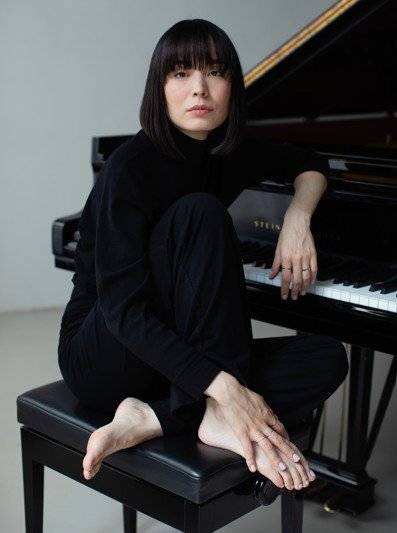 ‘진취적 피아니스트’로 알려진 알리스 사라 오트는 “완벽하게 깔끔한 소리만 추구하면 음악이 너무 무균질해진다”며 “완벽함에서 잠시 벗어나 실험적이고 새로운 소리를 찾는 걸 좋아한다”고 말했다. 마스트미디어 제공 ⓒHannes Caspar