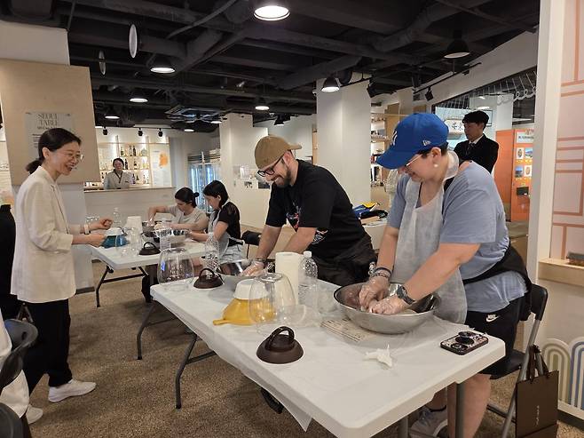 11일 서울 종로구 전통주갤러리에서 열린 전통주 특별수업에 참여한 외국인들이 직원 안내에 따라 막걸리를 만들고 있다. 서울시 제공