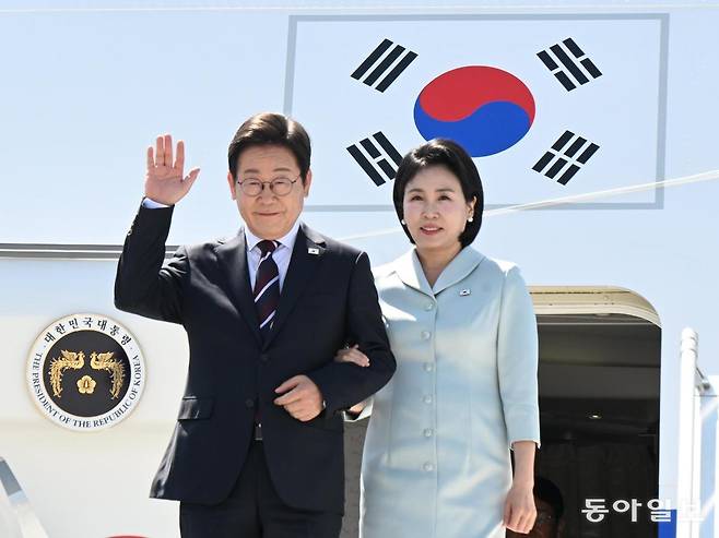 이재명 대통령과 김혜경 여사가 16일 (현지시간)  G7 정상회의에 참석하기 위해 캘거리공항에 도착해 환영객들에게 손을 흔들고 있다. 송은석 기자 silverstone@donga.com