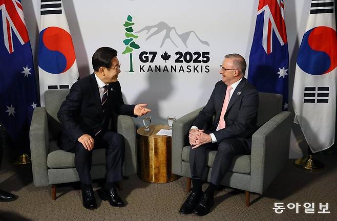이재명 대통령과 앤서니 앨버니지 호주 총리가 16일(현지시간) 캐나다 앨버타주 캘거리의 한 호텔에서 정상회담을 하고 있다. 송은석 기자 silverstone@donga.com