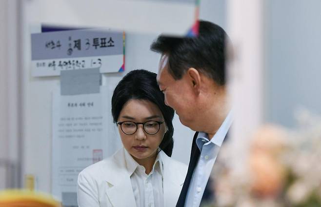 윤석열 전 대통령과 김건희 여사가 3일 서울 서초구 원명초등학교에 마련된 서초구 제3투표소에서 투표를 하기 위해 줄을 서 있다. (공동취재) 2025.6.3 뉴스1