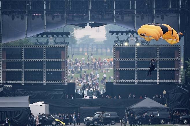 미 육군 낙하전문팀 골든 나이츠가 낙하산을 타고 내려오는 퍼포먼스를 펼치고 있다. 워싱턴=AP 뉴시스