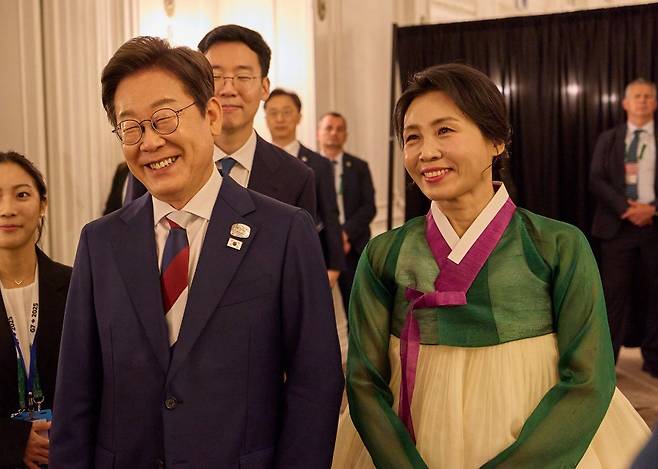 이재명 대통령과 김혜경 여사가 16일(현지시간) 캐나다 캘커리 한 호텔에서 열린 캐나다 총독 내외 주최 주요 7개국(G7) 정상회의 초청국 리셉션에 참석하고 있다. 2025.6.17. 대통령실사진기자단