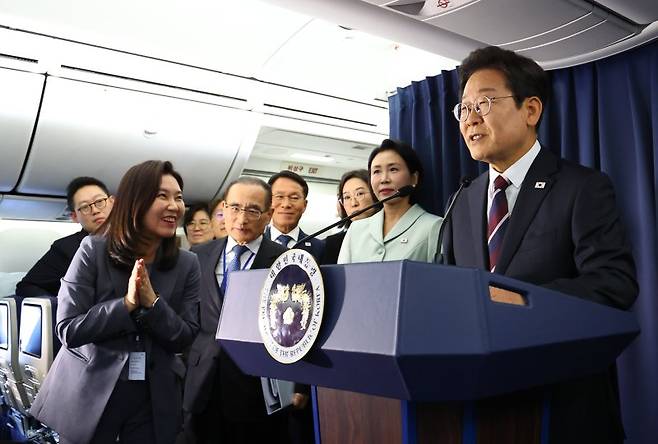 [캘거리=뉴시스] 최진석 기자 = 이재명 대통령이 16일(현지 시간) 주요 7개국(G7) 정상회의 참석을 위해 캐나다 앨버타주 캘거리로 향하는 공군 1호기에서 기자간담회를 하고 있다. 2025.06.17. myjs@newsis.com <저작권자ⓒ 공감언론 뉴시스통신사. 무단전재-재배포 금지.> /사진=뉴시스화상