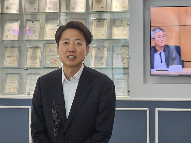 (경기광주=뉴스1) 김평석 기자 = 이준석 의원이 16일 용인시청 1층 로비에서 브리핑을 갖고 용인시청을 방문한 이유와 정치현안 등에 대해 발언을 하고 있다. 2025.6.16/뉴스1 /사진=뉴스1화상