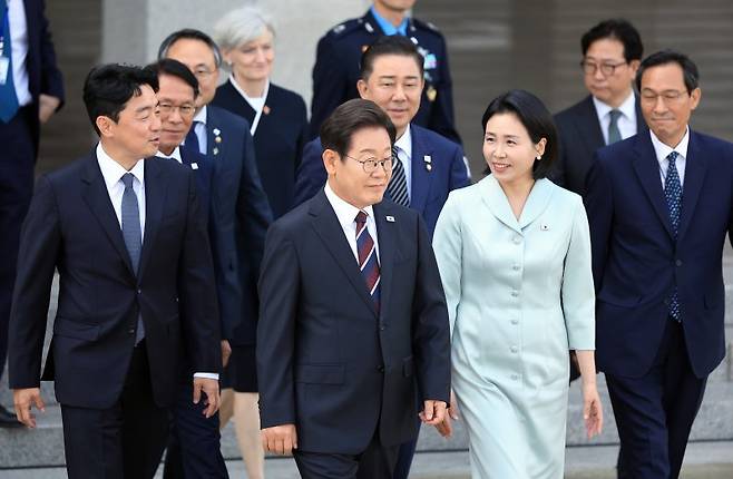 이재명 대통령과 부인 김혜경 여사가 캐나다에서 열리는 주요7개국(G7) 정상회의 참석을 위해 16일 오후 경기도 성남 서울공항을 통해 출국하며 강훈식 대통령 비서실장, 우상호 정무수석, 김병기 더불어민주당 원내대표 등의 환송을 받고 있다. 역대 대통령 가운데 가장 빠른 취임 12일 만의 첫 해외 방문에 나서는 이 대통령은 의장국인 캐나다의 공식 초청에 따라 옵서버(참관국) 자격으로 G7 확대회의에 참석한다. 2025.6.16/뉴스1 ⓒ News1 박정호 기자 /사진=뉴스1