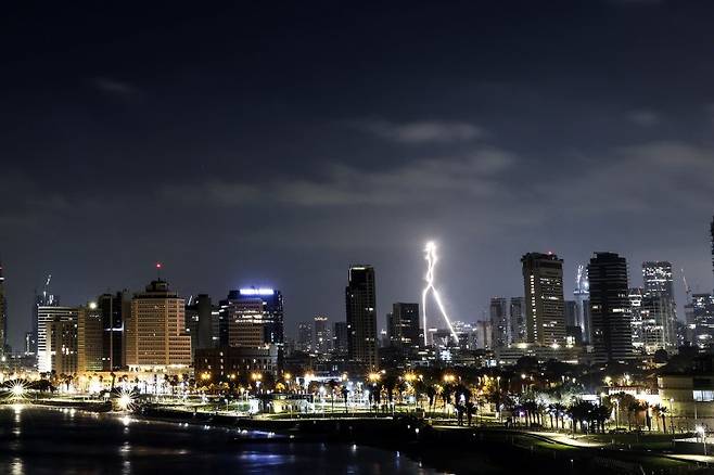 이란의 미사일이 이스라엘의 수도 텔아비브에서 요격되고 있다. 로이터연합뉴스