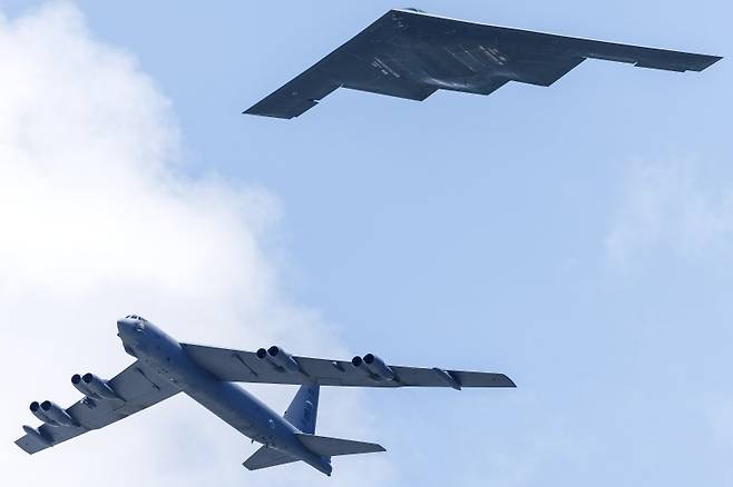 미군의 B-2 전략폭격기(아래). EPA연합뉴스