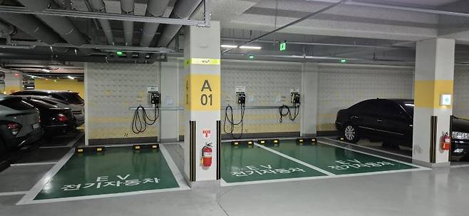 아파트 지하주차장에 설치된 전기차 주차장. 뉴스1
