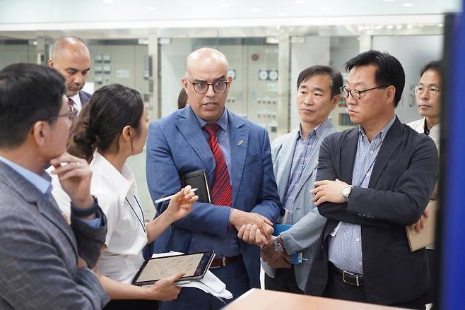 압델하임 나시리 모로코 철도청 국장(앞줄 왼쪽 세번째)이 17일 현대로템 의왕연구소를 찾아 김정훈 현대로템 레일솔루션 사업본부장(앞줄 왼쪽 첫번째) 등 관계자들과 현장을 둘러보고 있다. 현대로템 제공