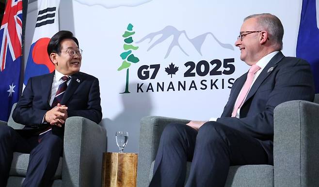 주요 7개국(G7) 정상회의에 참석한 이재명 대통령이 16일(현지시간) 캐나다 앨버타주 캘거리 시내의 한 호텔에서 앤서니 앨버니지 호주 총리와 한·호주 정상회담을 하고 있다. 양 정상은 이날 한반도 평화와 북핵 문제 해결의 실질적 진전을 위해 소통과 협력을 강화하는 한편 양국 간 경제협력 확대에도 적극 노력하기로 했다. 연합뉴스