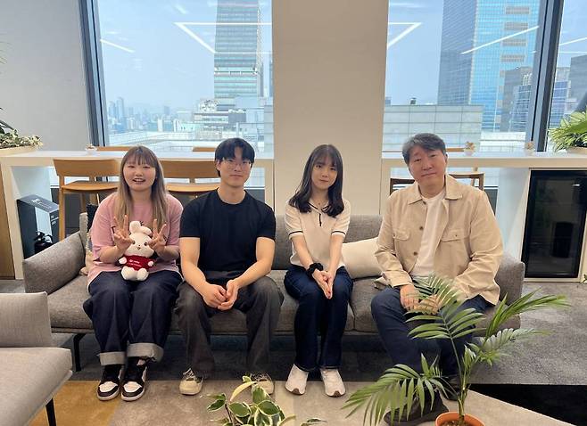 (좌측부터) 장은진 학생, 김혜송 학생, 정연우 학생, 이상원 교수
