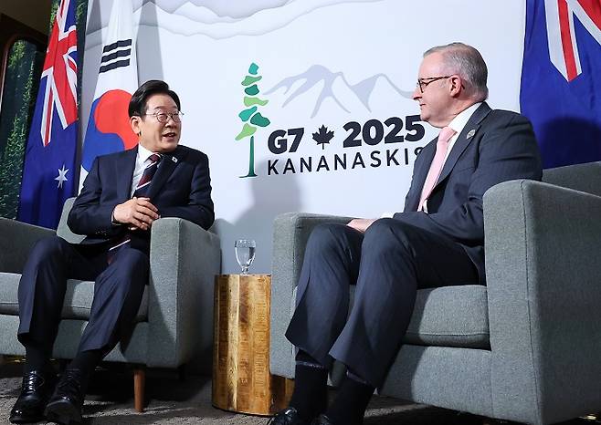 51차 주요 7개국(G7) 정상회의에 참석한 이재명 대통령이 16일(현지시간) 캐나다 앨버타주 캘거리의 한 호텔에서 앤소니 알바니지 호주 총리와 한·호주 정상회담을 하고 있다. 2025.6.17(저작권자(c) 연합뉴스, 무단 전재-재배포 금지)