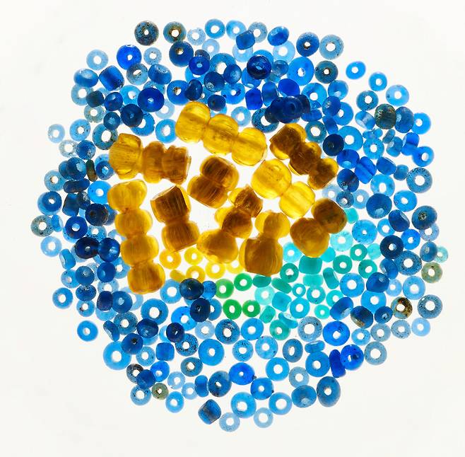 공주 왕릉원 3호분 출토 유리구슬들. 황색과 녹색 구슬류에 사용된 납 성분은 무령왕릉과 동일하게 산지가 동남아시아 타이 일대로 분석돼 눈길을 끈다. 국립부여문화유산연구소 제공